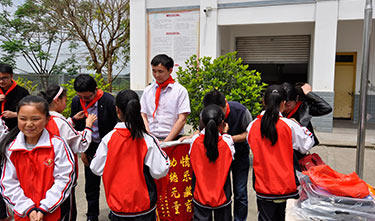 麦克威 关爱贫苦小学生