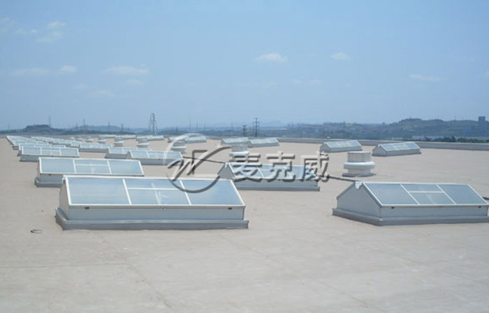 下开式三角形电动采光排烟天窗产品图